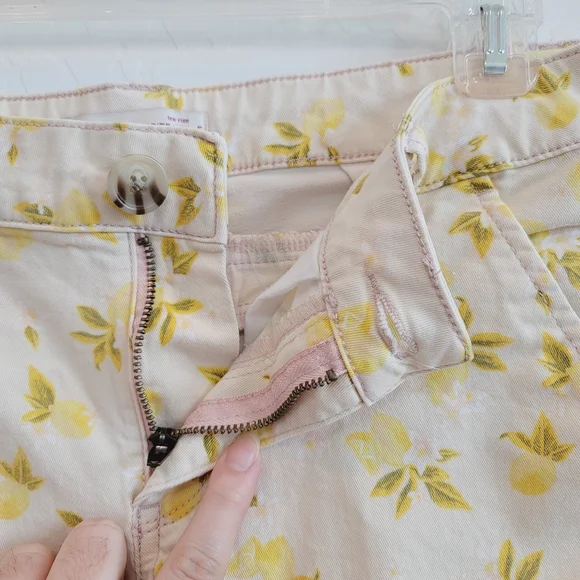 SO Lemon Print Low Rise Midi Shorts Size 5 - Picture 14 of 15